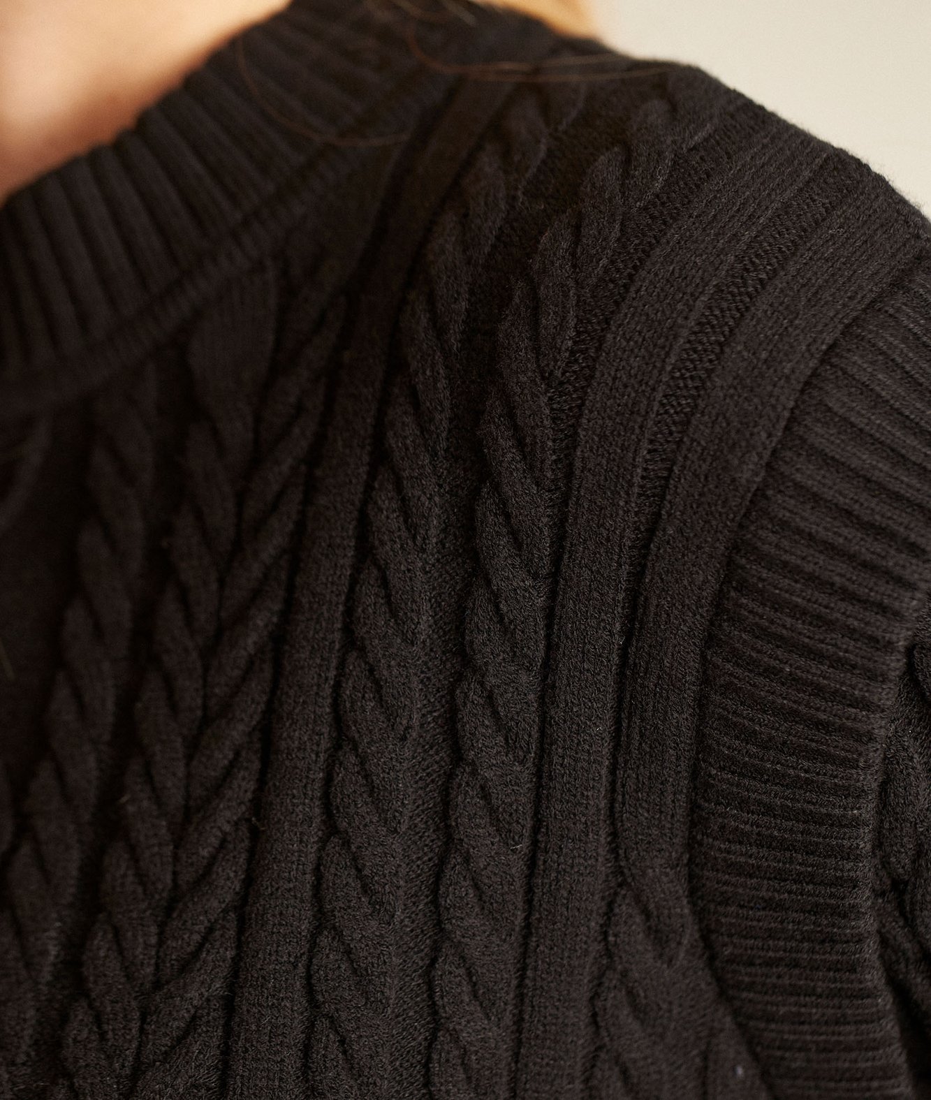 Pull torsadé en viscose EcoVero noir Basso Maison 123 seconde main photo 2