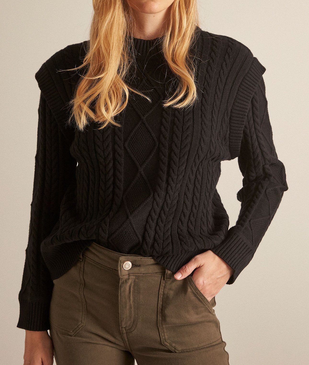 Pull torsadé en viscose EcoVero noir Basso Maison 123 seconde main photo 1
