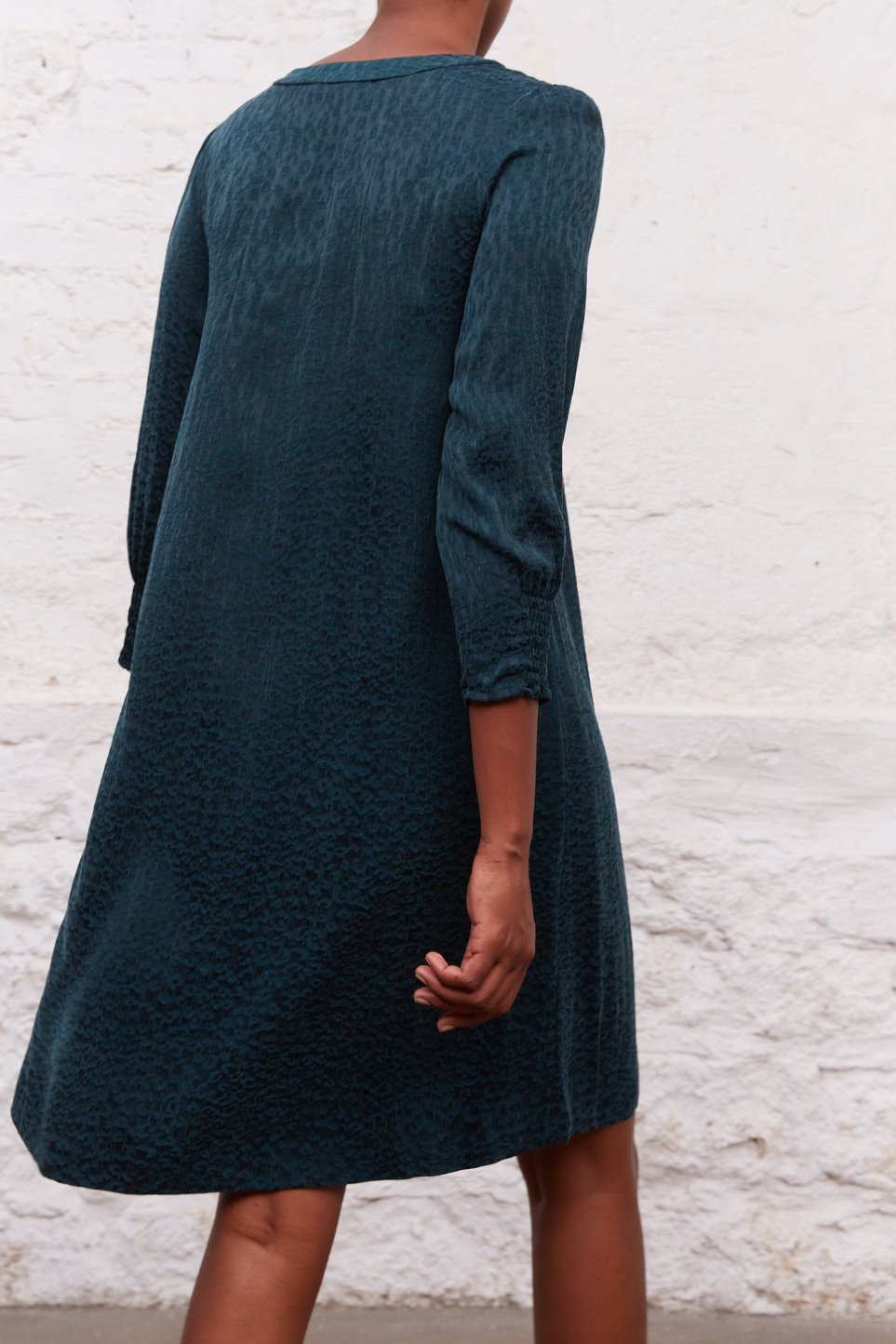 Robe loose en jacquard cupro - TUANA Gerard Darel seconde main photo 4