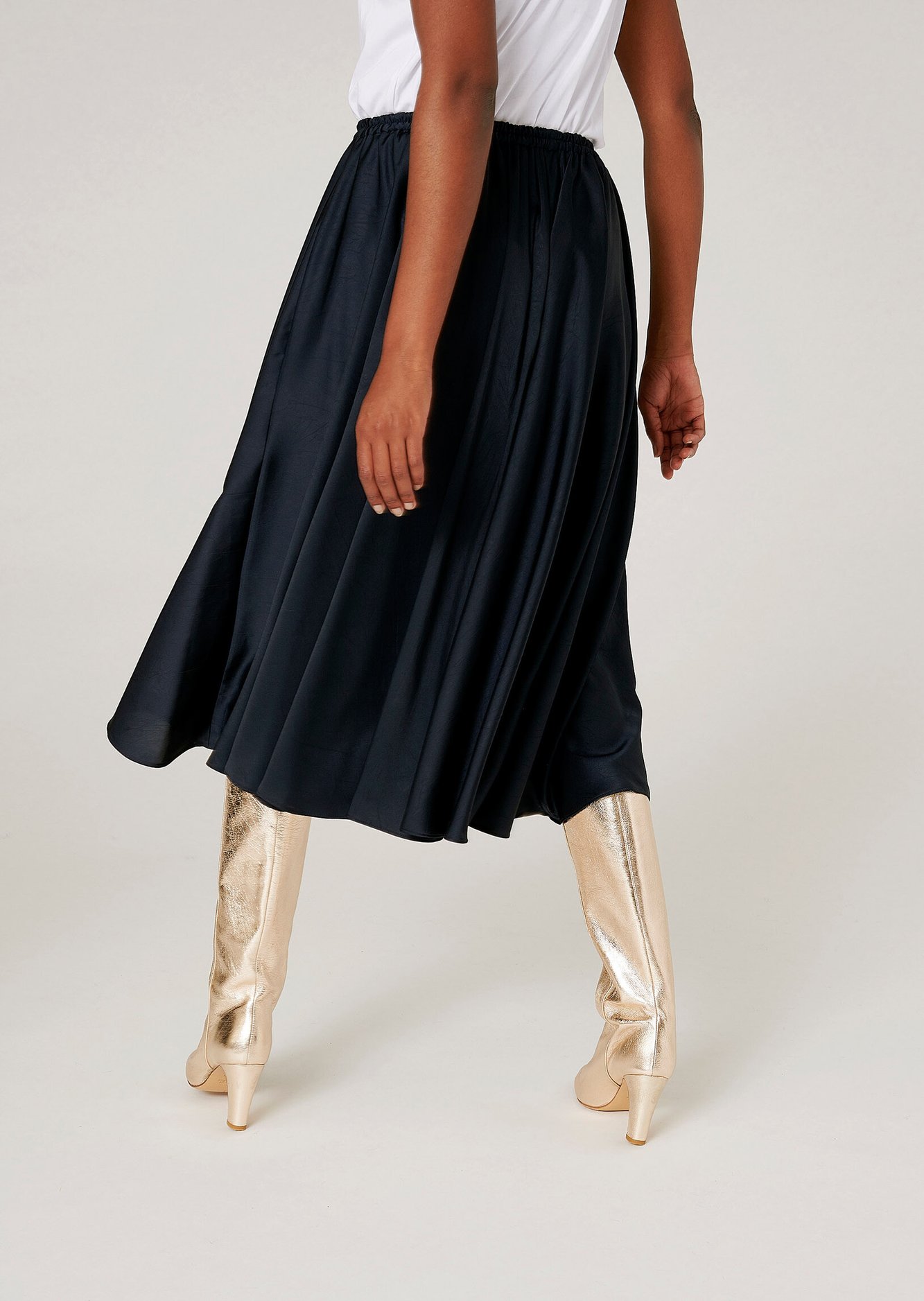 Jupe longue Jolande bleu nuit en satin crinkle Tara Jarmon seconde main photo 4
