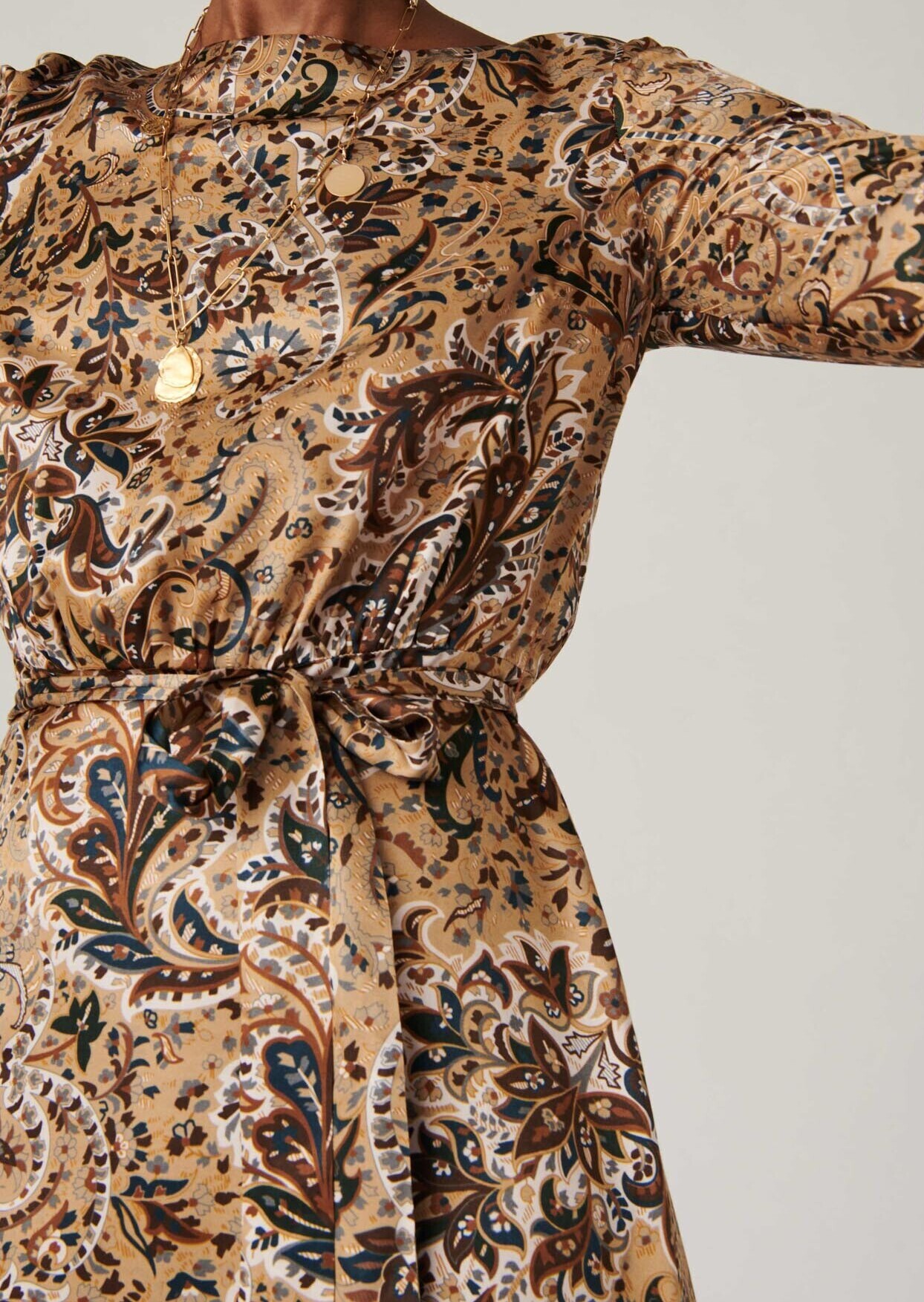 Robe Rylly mi-longue camel imprimé cachemire en satin viscose de soie Tara Jarmon seconde main photo 2