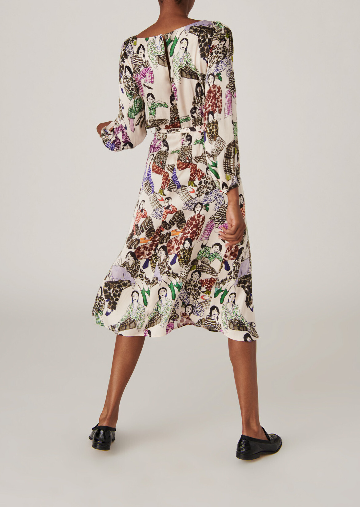 Robe Rylly mi-longue imprimé figurines sur satin viscose beige Tara Jarmon seconde main photo 3