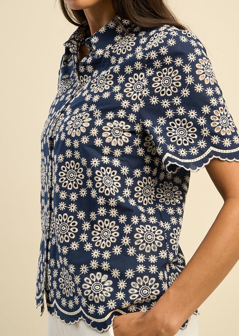 CODERA  -  Chemise manches courtes broderie anglaise contrastée Sud Express seconde main photo 3