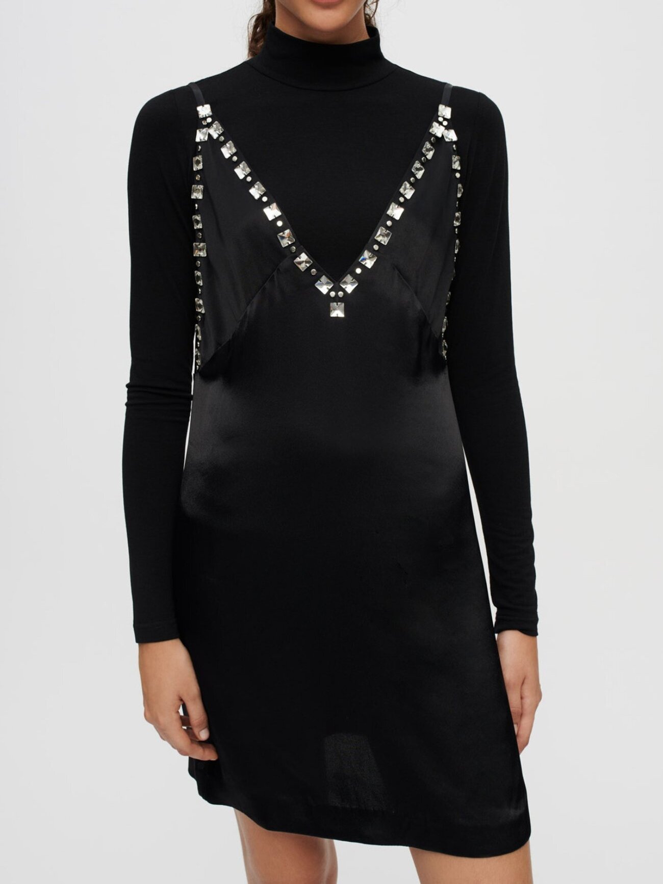 Vestido de satén negro con tirantes joya Maje segunda mano photo 6